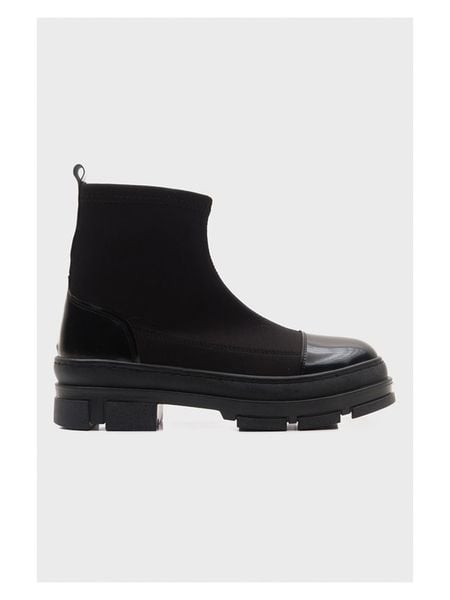 Trendyol Botki w kolorze czarnym rozmiar: 37. Czarne botki damskie Trendyol, bez obcasa, bez zapięcia. Za 173.99 zł.