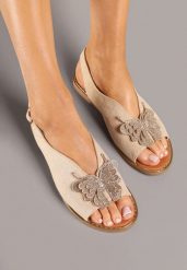 Beżowe Sandały z Ekozamszu Zdobione Cyrkoniami i Aplikacją z Motylem Falevelith. Brązowe sandały damskie Renee, z aplikacjami, bez obcasa, na płaskiej podeszwie. Za 79.99 zł.