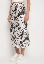 Czarno-Biała Trapezowa Satynowa Spódnica w Łaty Ralenira. Czarne spódniczki damskie Born2be, na lato, bez wzorów, z satyny, eleganckie, midi, trapezowe. Za 79.99 zł.