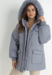 Jasnoniebieska Kurtka z Futrzanym Kapturem i Drobnym Pikowaniem Esdrage. Niebieskie kurtki damskie Born2be, na jesień, l, bez wzorów, z futra. Za 99.99 zł.