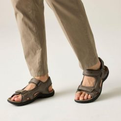Haris Męskie lekkie sandały turystyczne. Brązowe sandały męskie Regatta, z materiału, bez zapięcia. Za 159.99 zł.