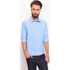 KOSZULA DŁUGI RĘKAW MĘSKA REGULAR FIT. Niebieskie koszule męskie TOP SECRET, m, bez wzorów, z tkaniny, bez kołnierzyka, bez ramiączek. W wyprzedaży za 49.99 zł.