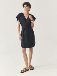 TATUUM Sukienka "Ovita" w kolorze granatowym rozmiar: S. Sukienki damskie Tatuum, s, bez wzorów, z lyocellu, bez kołnierzyka, bez ramiączek, midi. Za 158.10 zł.