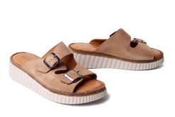Artiker Relaks 58C2000 light brown, klapki damskie. Brązowe klapki damskie Artiker Relaks, bez wzorów, z nubiku, bez obcasa, na koturnie. Za 229.90 zł.
