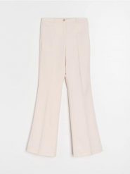 Eleganckie spodnie flare - kremowy. Białe spodnie materiałowe damskie Sinsay, bez wzorów, eleganckie. Za 49.99 zł.