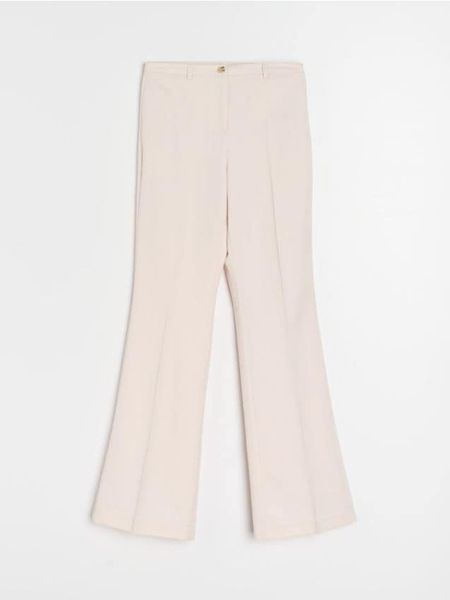 Eleganckie spodnie flare - kremowy. Białe spodnie materiałowe damskie Sinsay, bez wzorów, eleganckie. Za 49.99 zł.