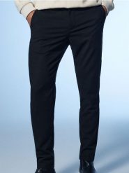 Spodnie chino slim - czarny. Czarne spodnie materiałowe męskie Sinsay, bez wzorów. Za 79.99 zł.