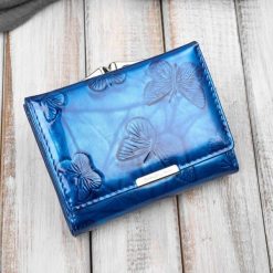 Portfel damski skórzany mały lakierowany z tłoczeniem w motyle niebieski SP-23-DB. Niebieskie portfele damskie bez wzorów, z lakierowanej skóry. Za 94.00 zł.