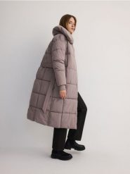 Długi pikowany płaszcz - jasnoszary. Szare płaszcze damskie Reserved, l, bez wzorów, z tkaniny. W wyprzedaży za 119.99 zł.