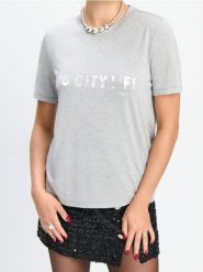 Koszulka z napisem - srebrny. Szare t-shirty damskie Sinsay, l, bez wzorów, bez kołnierzyka. Za 29.99 zł.