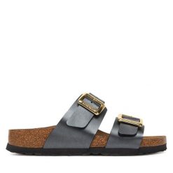 Klapki Birkenstock. Czarne klapki damskie Birkenstock, bez wzorów, bez obcasa. Za 509.99 zł.