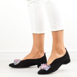 Czarne Polskie półbuty damskie z kryształami Suzana 4060g. Czarne półbuty damskie Suzana, bez wzorów, ze skóry, bez obcasa, na obcasie. Za 299.00 zł.