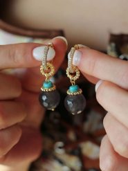 Pierres delicates Pozłacane kolczyki-kreole z labradorytami rozmiar: onesize. Szare kolczyki damskie Pierres delicates, z labradorytem, pozłacane. Za 43.99 zł.