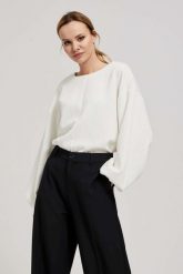 Bluza z bufiastymi rękawami perłowa. Białe bluzy bez kaptura damskie MOODO, l, z elastanu. W wyprzedaży za 59.99 zł.