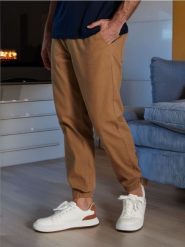 Spodnie jogger - beżowy. Brązowe spodnie materiałowe męskie Sinsay, bez wzorów, z włókna. Za 49.99 zł.