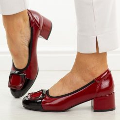 Bordowe czółenka damskie na obcasie Potocki 12807. Czerwone czółenka damskie POTOCKI, z aplikacjami, z lakierowanej skóry, z okrągłym noskiem, bez obcasa, na obcasie. Za 199.00 zł.