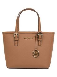 Michael Kors Torebka w kolorze jasnobrązowym - 22 x 18 x 10 cm rozmiar: onesize. Brązowe torebki klasyczne damskie Michael Kors, bez wzorów, z materiału, bez dodatków. Za 739.99 zł.