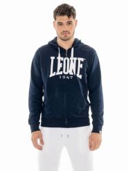 Męska bluza z kapturem zapinana na zamek i dużym logo. Niebieskie bluzy sportowe męskie LEONE 1947 APPAREL, bez wzorów, sportowe, bez kołnierzyka, bez ramiączek. Za 353.64 zł.