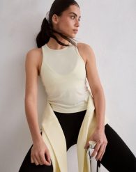 Damski top treningowy ultramiękki, szybkoschnący Soft Basic żółty. Żółte topy sportowe damskie Aim'n, l, bez wzorów, z dzianiny, bez ramiączek. Za 127.00 zł.