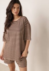 Brązowy Letni Komplet Oversize z Wiskozy w Paski T-Shirt i Szorty Agathona. Brązowe szorty damskie Born2be, bez wzorów, z wiskozy, wakacyjne. Za 169.99 zł.