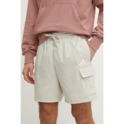 Spodenki męskie adidas Essentials Small Logo Cargo Chelsea. Brązowe szorty męskie Adidas, m, z tkaniny, na fitness i siłownię. Za 141.99 zł.