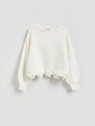 Sweter z kwiatową aplikacją - złamana biel. Swetry klasyczne damskie Reserved, l, z dzianiny, bez kołnierzyka. Za 149.99 zł.