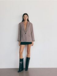 Marynarka oversize z dodatkiem wiskozy - wielobarwny. Marynarki i żakiety damskie Reserved, l, bez wzorów, z tkaniny. W wyprzedaży za 199.99 zł.