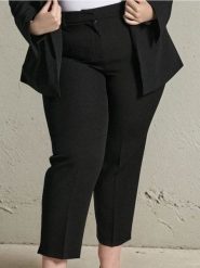 Eleganckie spodnie w kant PLUS SIZE - czarny. Czarne spodnie materiałowe damskie Sinsay, bez wzorów, eleganckie, plus size. Za 59.99 zł.