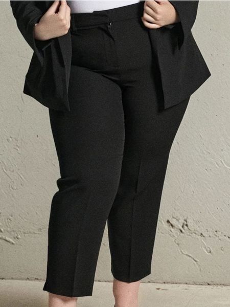 Eleganckie spodnie w kant PLUS SIZE - czarny. Czarne spodnie materiałowe damskie Sinsay, bez wzorów, eleganckie, plus size. Za 59.99 zł.