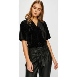 Jacqueline de Yong - Top Viola. Czarne topy damskie Jacqueline de Yong, m, bez wzorów, z dzianiny, bez kołnierzyka. W wyprzedaży za 29.90 zł.
