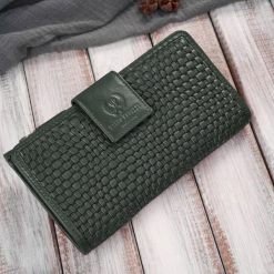 Portfel damski skórzany w kolorze butelkowej zieleni duży pleciony Paolo Peruzzi AY-08-GB. Zielone portfele damskie bez wzorów, ze skóry. Za 89.00 zł.
