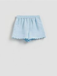 Szorty z lnem - jasnoniebieski. Niebieskie szorty damskie Reserved, bez wzorów, z wiskozy. Za 89.99 zł.