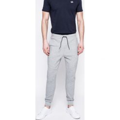 Guess Jeans - Spodnie. Szare spodnie materiałowe męskie Guess Jeans, z aplikacjami, z bawełny, casualowe. W wyprzedaży za 199.90 zł.