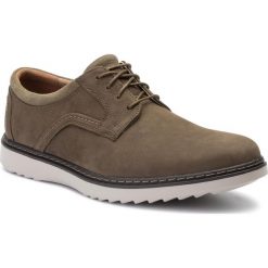 Półbuty CLARKS - Un Geo Lace 261411497 Dark Olive Nubuck. Zielone półbuty męskie Clarks, z materiału, bez zapięcia. W wyprzedaży za 209.00 zł.