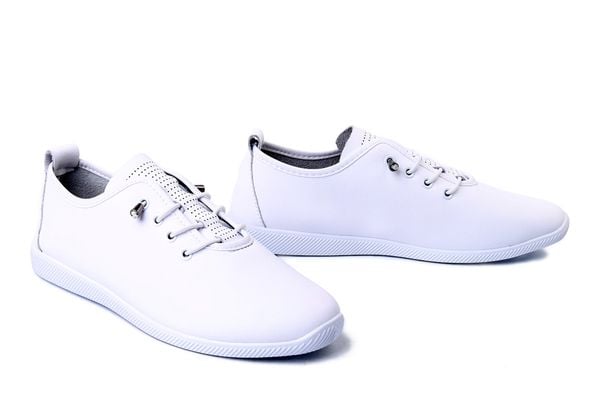 ARTIKER RELAKS 58C0676 white, półbuty damskie. Białe półbuty damskie Artiker Relaks, bez wzorów, ze skóry, bez obcasa. Za 174.90 zł.