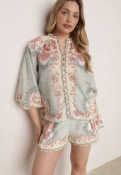 Zielone Letnie Szorty w Stylu Boho z Kwiatowym Motywem i Paskiem Sharoria. Zielone szorty damskie Born2be, bez wzorów, boho. Za 179.99 zł.