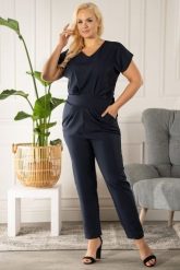 Kombinezon elegancki z kieszonkami i krótkim rękawem DORATA granatowy. Niebieskie kombinezony damskie KARKO, s, z aplikacjami, z elastanu, biznesowe, bez kołnierzyka, bez ramiączek, krótkie. Za 198.50 zł.