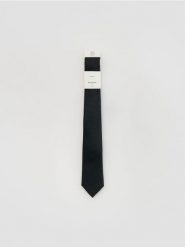 Jedwabny krawat - czarny. Czarne krawaty i muchy męskie Reserved, bez wzorów, z jedwabiu. Za 119.99 zł.