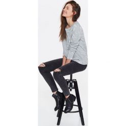 BLUZA DAMSKA Z CIEKAWĄ FAKTURĄ PRZYPOMINAJĄCĄ ZWIERZĘCY WZÓR, Z BROKATEM. Szare bluzy bez kaptura damskie TROLL, xs, z dzianiny. W wyprzedaży za 39.99 zł.