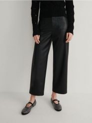 Spodnie z imitacji skóry - czarny. Czarne spodnie materiałowe damskie Reserved, bez wzorów, ze skóry. W wyprzedaży za 39.99 zł.