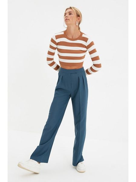 Trendyol Spodnie w kolorze niebieskim rozmiar: 38. Niebieskie spodnie materiałowe damskie Trendyol, bez wzorów, z materiału, z podwyższonym stanem. Za 88.43 zł.