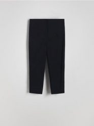 Spodnie capri - czarny. Czarne spodnie materiałowe damskie Reserved, bez wzorów, z tkaniny. W wyprzedaży za 49.99 zł.