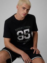4F T-shirt regular z nadrukiem męski - czarny S. Czarne t-shirty męskie 4f, m, bez wzorów, z bawełny, bez kołnierzyka. Za 79.99 zł.