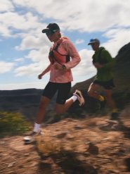 4F Kurtka do biegania damska - różowa XS. Czerwone kurtki damskie 4f, l, bez wzorów, bez kaptura. Za 349.99 zł.