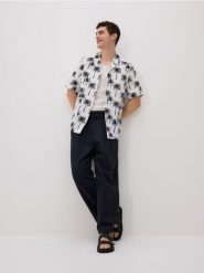 Wzorzysta koszula comfort fit - złamana biel. Koszule męskie Reserved, l, bez wzorów, z bawełny, bez kołnierzyka, bez ramiączek. Za 129.99 zł.
