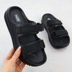 Klapki na rzepy plażowe basenowe czarny Big Star RR274A527. Czarne klapki damskie Big Star, bez wzorów, z materiału, bez obcasa. Za 89.99 zł.