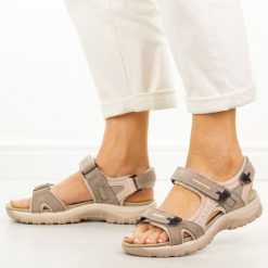 Beżowe skórzane sandały damskie Vinceza 95414. Brązowe sandały damskie VINCEZA, bez wzorów, z jeansu, bez obcasa, na płaskiej podeszwie. Za 219.00 zł.