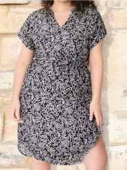 Wiskozowa sukienka midi w kwiaty Plus Size - czarny. Czarne sukienki damskie Sinsay, l, bez wzorów, z wiskozy, bez kołnierzyka, plus size, bez ramiączek, midi. W wyprzedaży za 12.99 zł.