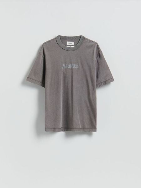 T-shirt boxy z nadrukiem - ciemnoszary. Szare t-shirty męskie Reserved, l, bez wzorów, z bawełny, bez kołnierzyka. Za 79.99 zł.
