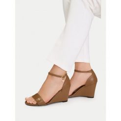 Sandały MEXX. Brązowe sandały damskie Mexx, bez wzorów, bez obcasa, na koturnie. Za 165.99 zł.